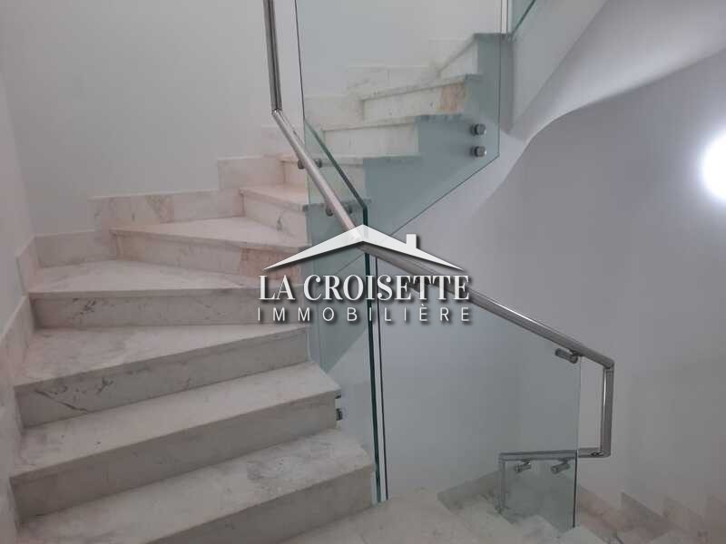 Triplex S+5 avec piscine à La Soukra